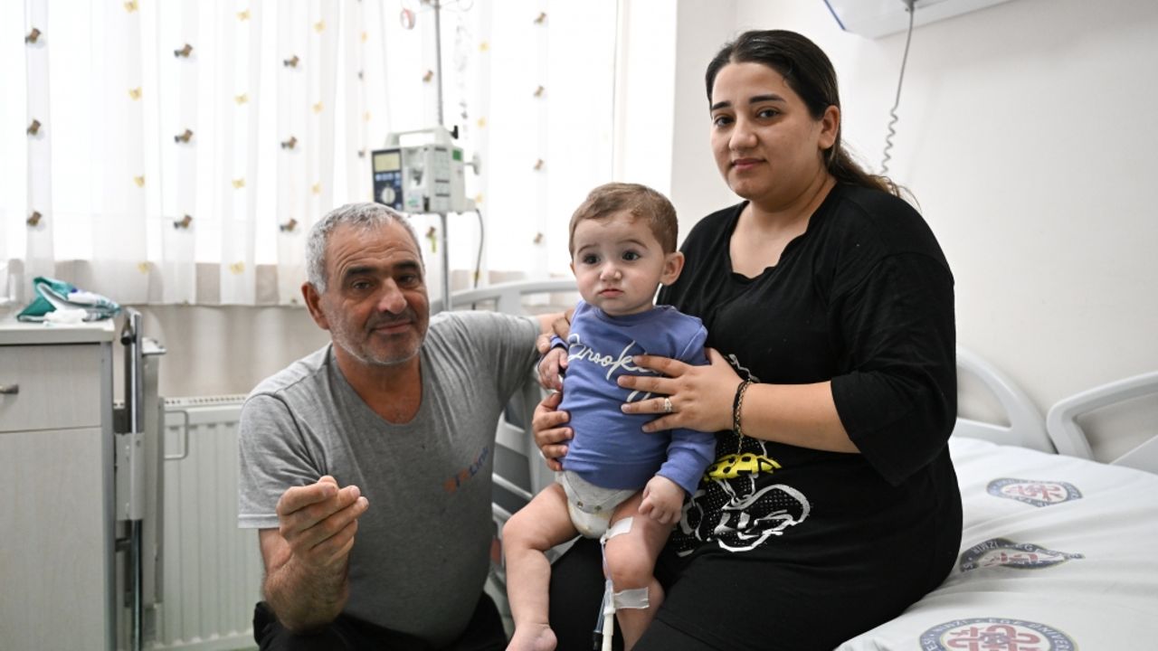 Böbrekleri ve mesanesi taşla dolu Azerbaycanlı bebeğe İzmir'de kritik müdahale
