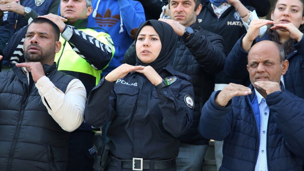 Hatay'da polis, İstiklal Marşı'nı işaret diliyle okudu