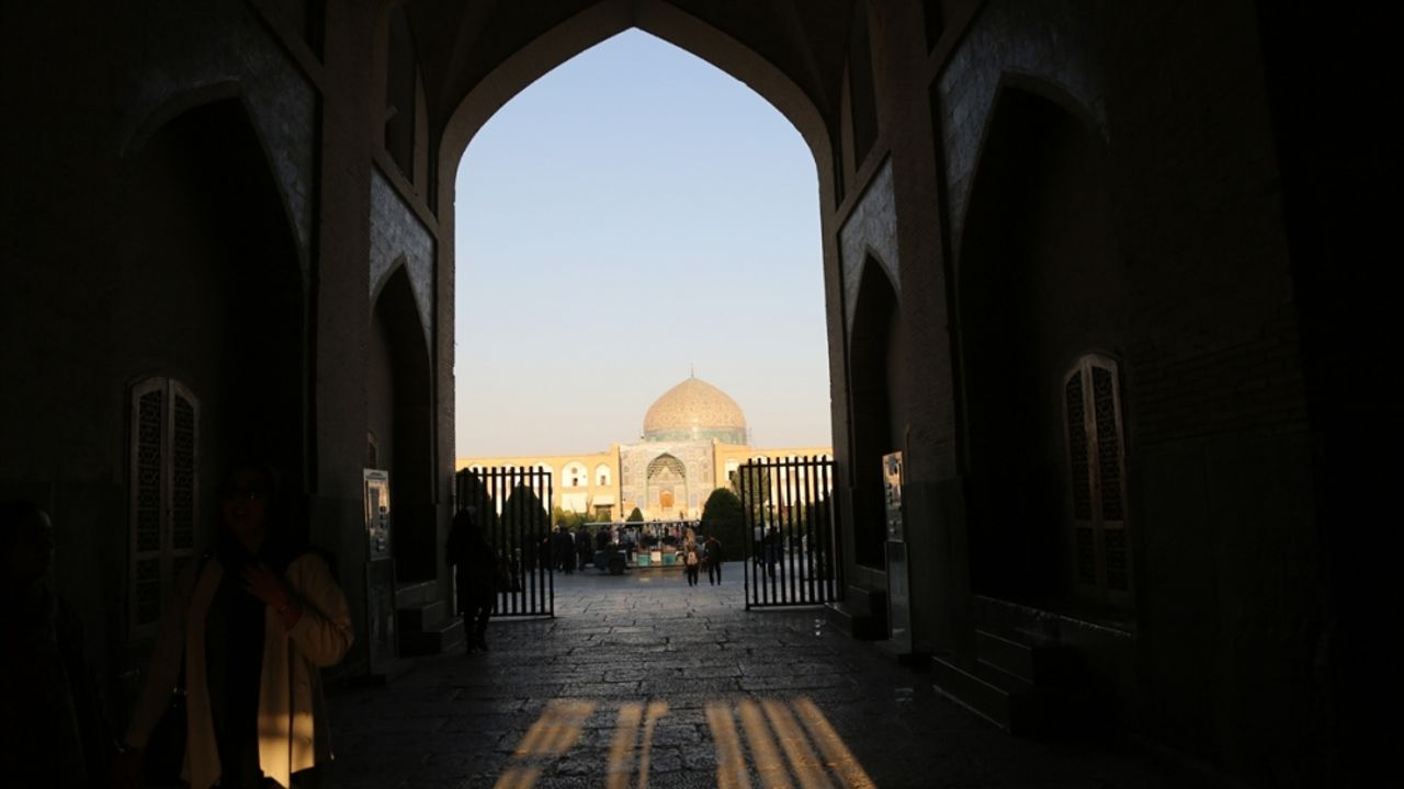 İsfahan'daki Ali Kapu Sarayı geçmişten bugüne ihtişamını koruyor