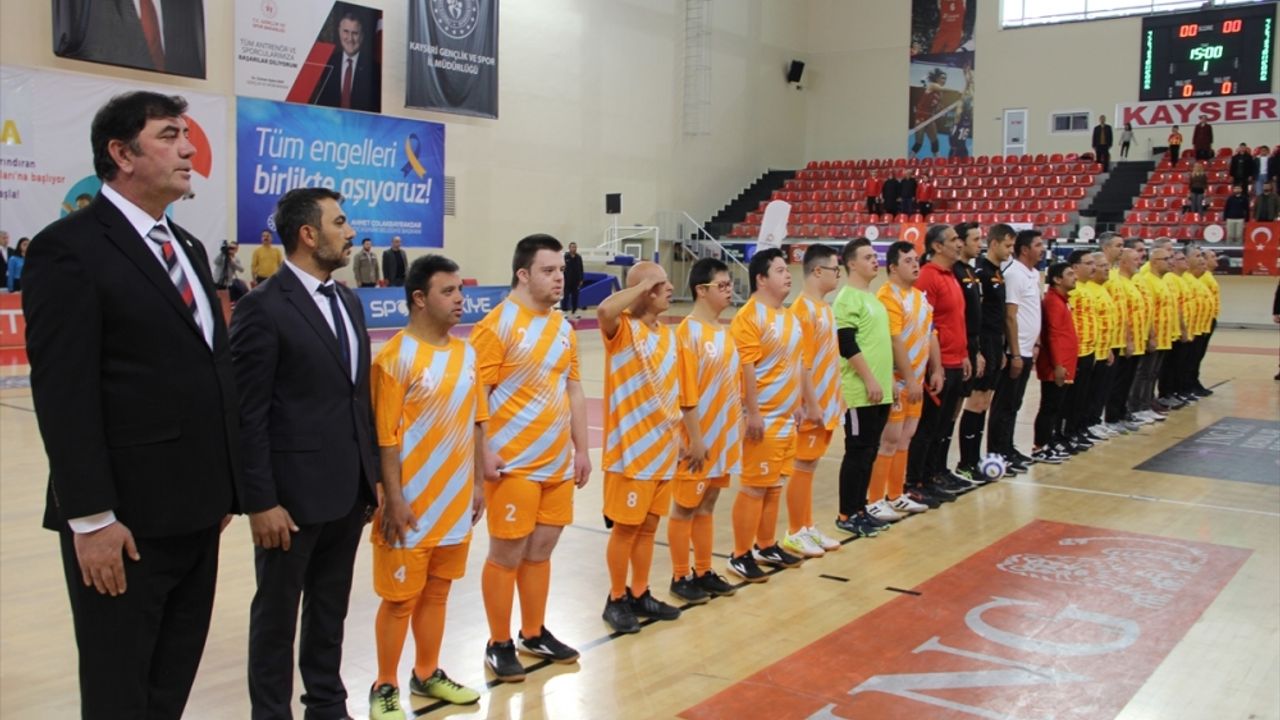 Kayseri protokolü "Down Futsal Takımı" ile özel maç yaptı