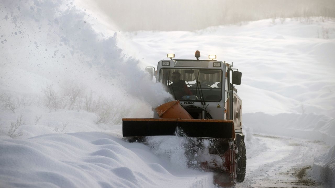 Kar kalınlığının 1,5 metreye vardığı Tunceli'nin köylerinde yol açma çalışmaları sürüyor