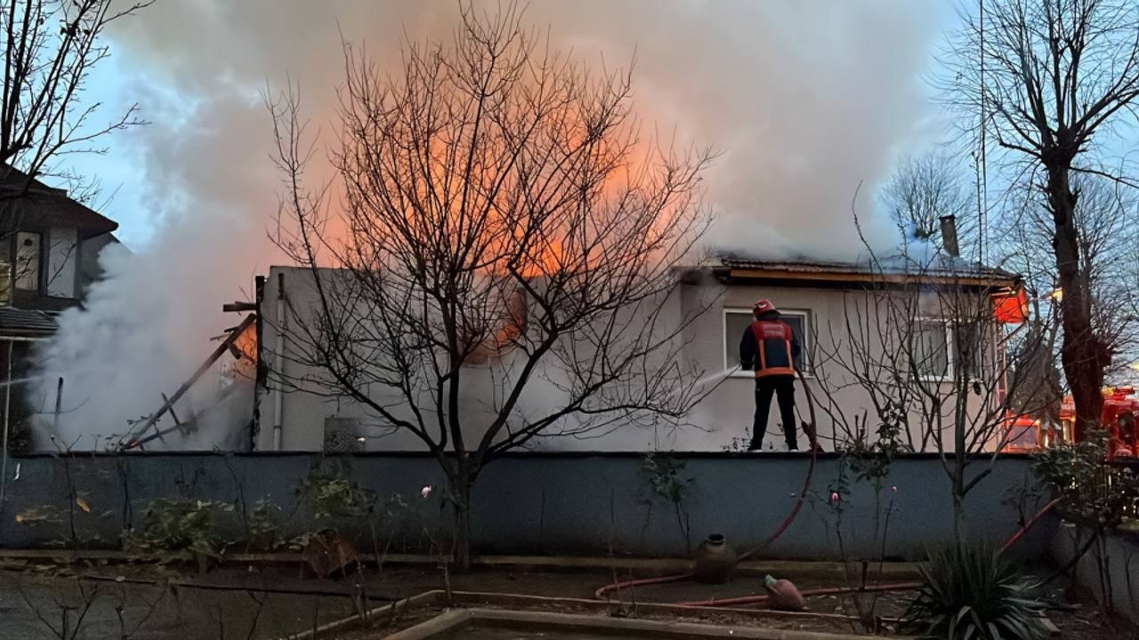 Sakarya'da çıkan yangında iki katlı ev kullanılamaz hale geldi