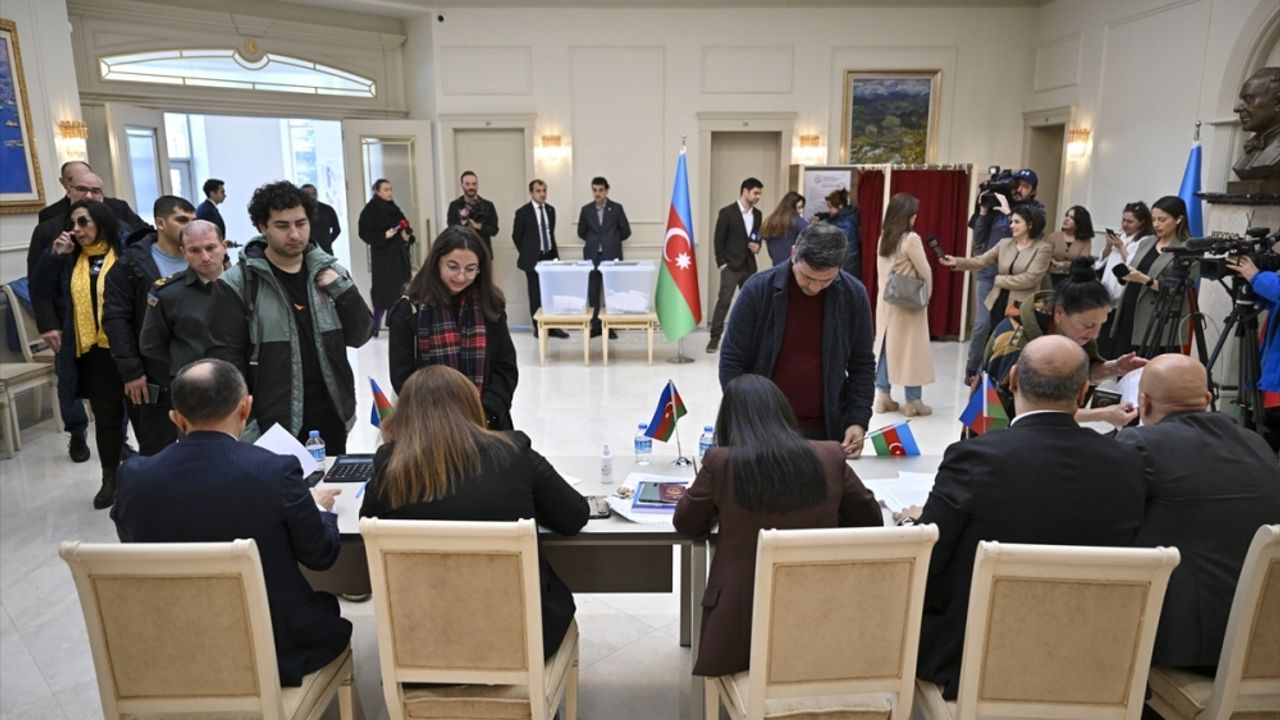 Azerbaycan vatandaşları cumhurbaşkanı seçimi için Ankara'da sandık başına gitti
