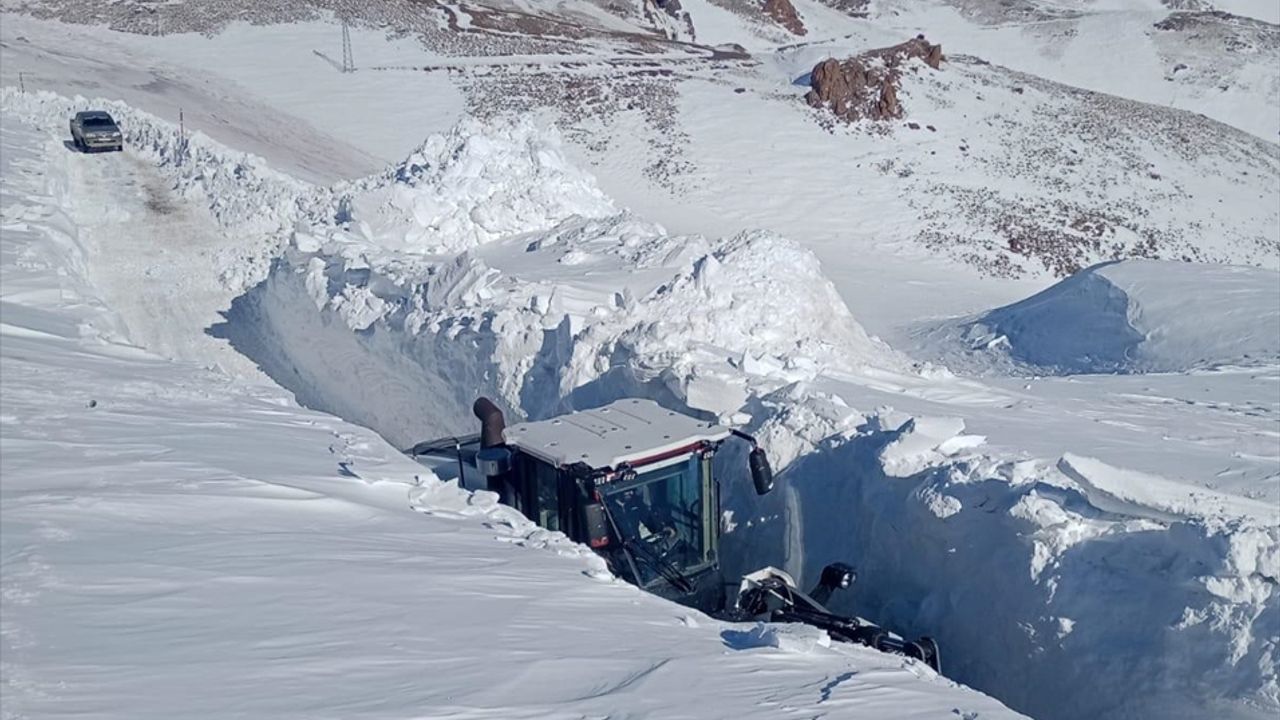 Hakkari'de karla mücadele çalışmaları devam ediyor