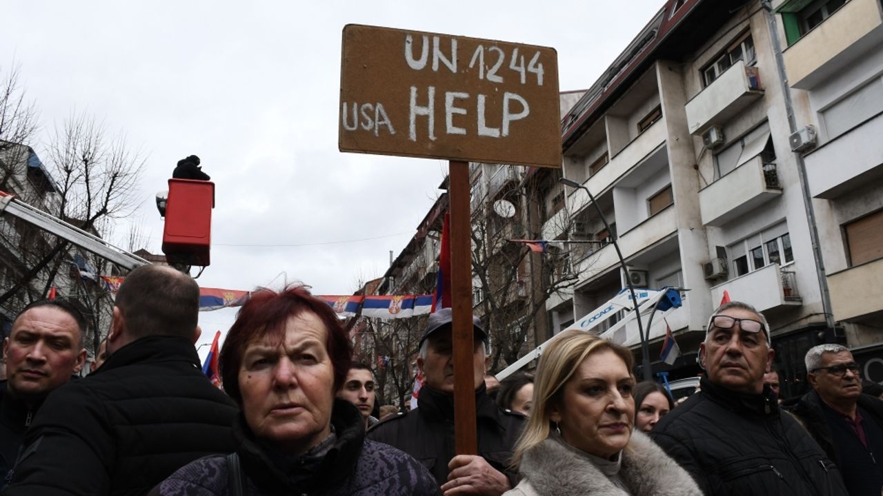 Sırplar, Kosova’da Sırp dinarının yasaklanmasına karşı gösteri düzenledi