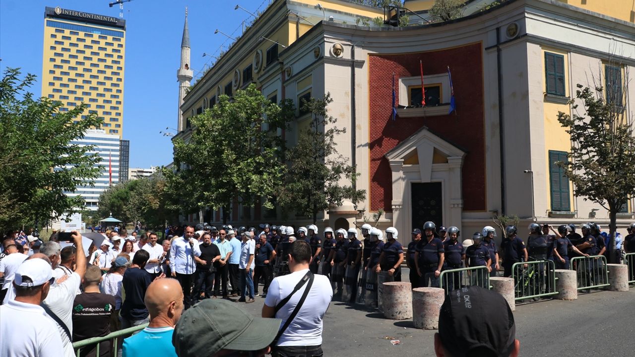 Arnavutluk'ta Belediye Başkanı Veliaj'a istifa çağrısı içeren protestolar  devam ediyor - Öğretmenler Sitesi