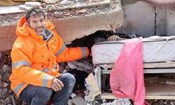Depremde Kaybettiği Kızının Eline Bir Saniye Bırakmadı