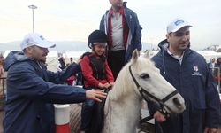 Osmaniye'deki çadır kentte çocuklara ponylerle "atlı terapi"