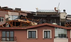 Kars'ta şiddetli rüzgar çatıları uçurdu