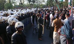 Pakistan'da İmran Han taraftarları ile polis arasındaki çatışmalar sürüyor