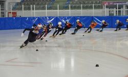 Erzurum'da düzenlenen Short Track Türkiye Şampiyonası, resmi antrenmanlarla başladı