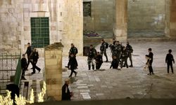 İsrail polisi, yüzlerce Filistinlinin Mescid-i Aksa'ya girişini engelledi