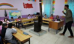 Bitlis'te Şarkılı Yaya Okul Servisi