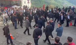 Trabzon'da Cenazeye Katılan AKP'li Başkana Büyük Tepki