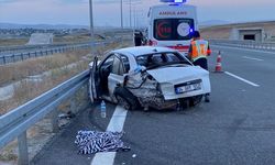 Aksaray'da bariyerlere çarpan otomobildeki çocuk öldü, 7 kişi yaralandı