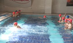 Amasya'da polis ekipleri çocuklara yüzme öğretiyor