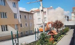 Eskişehir'de 3 katlı apartmanın kısmen çökme anları güvenlik kamerasına yansıdı