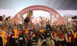 İSTANBUL - Galatasaray, şampiyonluk kupasını kaldırdı