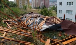 Ardahan'da etkili olan fırtına 8 bina ve 1 ahırın çatısını uçurdu