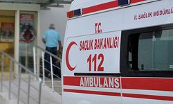 İzmir'de motosiklet kaldırımda yürüyenlere çarptı, 3 kişi yaralandı