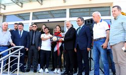 Dünya şampiyonu milli güreşçi Buse Tosun Çavuşoğlu, Yalova'da coşkuyla karşılandı