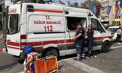 Fatih'te otomobilin çarptığı ambulans devrildi, 3 kişi yaralandı