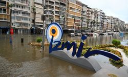 GÜNCELLEME 2 - İzmir'de deniz taştı, sokaklar su altında kaldı