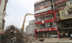 Hatay'da depremlerde ağır hasar alan 2 iş hanı kontrollü yıkıldı