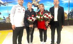 İngiltere'de gümüş madalya kazanan milli cimnastikçiler, Samsun'da çiçeklerle karşılandı