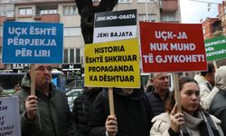 Kosova'daki savaş suçlarını soruşturan mahkeme başkanının Priştine'ye gelişi protesto edildi