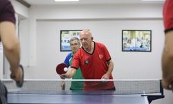 72 yaşındaki masa tenisçi Şenel Altun turnuvalarda raket sallıyor: