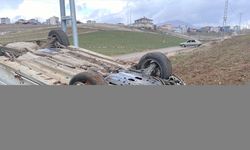 Adana'da devrilen otomobildeki karı koca yaralandı