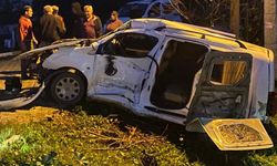 Antalya'da yolcu otobüsü ile çarpışan kamyonetteki 3 kişi yaralandı