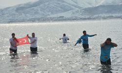Bitlis'te "Kış Yüzme Şenliği" düzenlendi