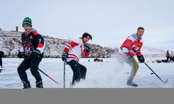 Dünyanın en hızlı takım oyunu buz hokeyini Çıldır Gölü'nde oynadılar
