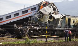 Endonezya'da 2 trenin çarpışması sonucu 3 kişi öldü