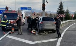 Eskişehir'de bariyerlere çarpan otomobilin sürücüsü öldü