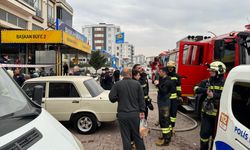 Gaziantep'te yangına müdahale ettiği sırada zemine düşen itfaiye eri yaralandı