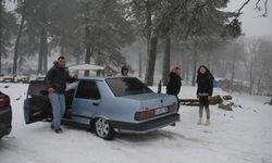 Hafta sonunu fırsat bilen vatandaşlar yoğun kar yağan Kazdağları'na akın etti