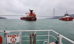 İstanbul'da Ahırkapı'ya demirleyen kargo gemisi konteyner gemisine çarptı
