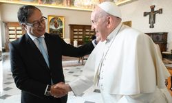 Kolombiya Cumhurbaşkanı Petro, Vatikan’da Papa Franciscus ile bir araya geldi