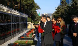 Milli Eğitim Bakanı Yusuf Tekin, Bakü'de şehitlikleri ziyaret etti