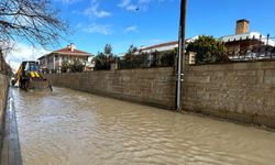 Silivri'de taşan dere nedeniyle sokakları ve bahçeleri su bastı