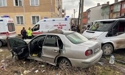 Sivas'ta minibüsle otomobilin çarpıştığı kazada 5 kişi yaralandı