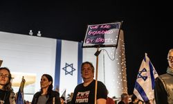 Tel Aviv'de binlerce kişi Netanyahu'nun görevden alınması ve erken seçim talebiyle gösteri düzenledi