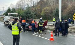 Trabzon'da otomobilin bariyerlere çarptığı kazada 2 kişi öldü, 2 kişi yaralandı