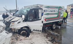 Van'da kamyonet ile hafif ticari aracın çarpıştığı kazada 7 kişi yaralandı