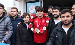 Avrupa şampiyonu güreşçi Alperen Berber, memleketi Samsun'da çiçeklerle karşılandı