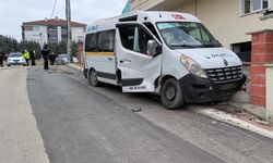 Bursa'da okul servisi ile hafif ticari aracın çarpıştığı kazada 7 kişi yaralandı