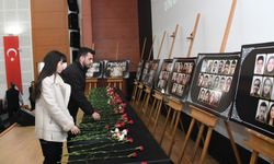 Depremde hayatını kaybeden üniversite personeli ve öğrencileri için tören düzenledi